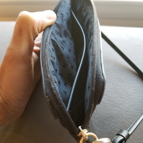 DKNY - NWT - Bryant wristlet in leopard print